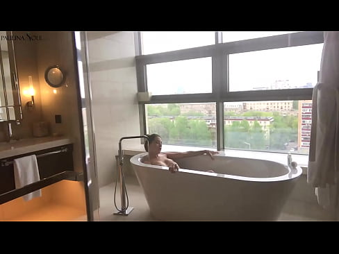 ❤️ Une énorme nana se branlant passionnément la chatte dans la salle de bains Porno anal at us ﹏