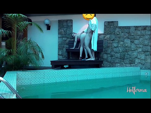 ❤️ Le patron invite la femme de chambre à la piscine, mais n'a pas pu résister à une chaude Porno anal at us ﹏